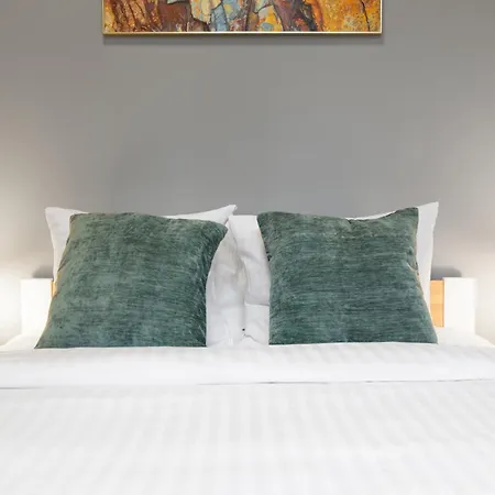 Househost Paulinska 20 *